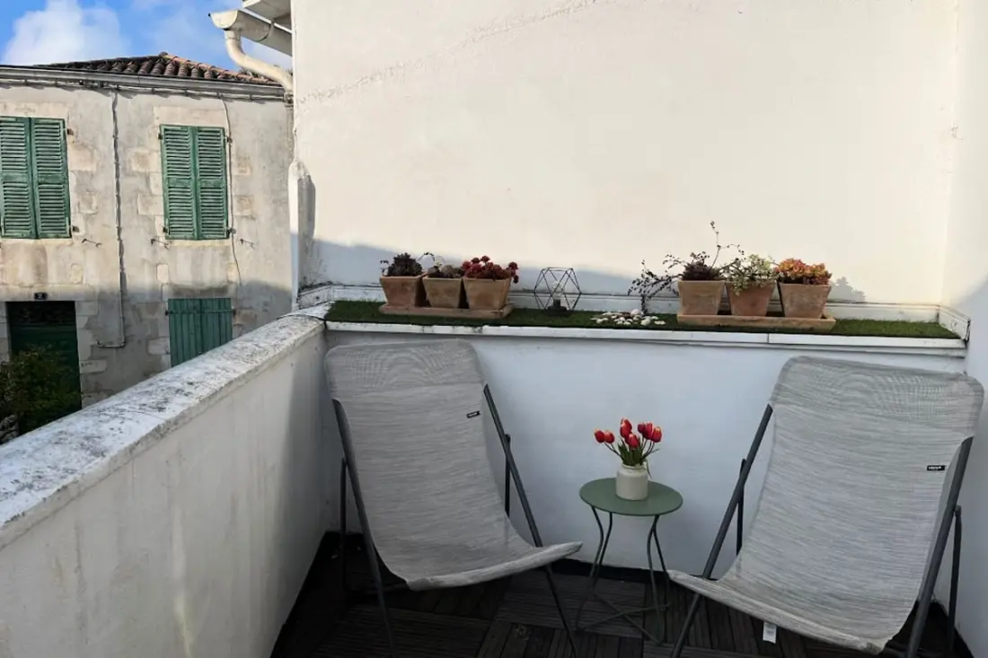 Très Lumineux Nid Avec Terrasse Dans Le Village