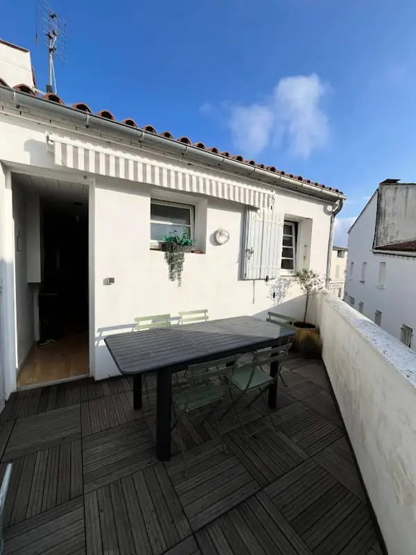 Très Lumineux Nid Avec Terrasse Dans Le Village