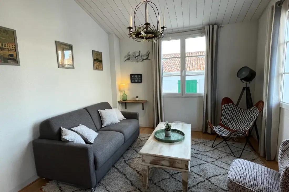 Très Lumineux Nid Avec Terrasse Dans Le Village