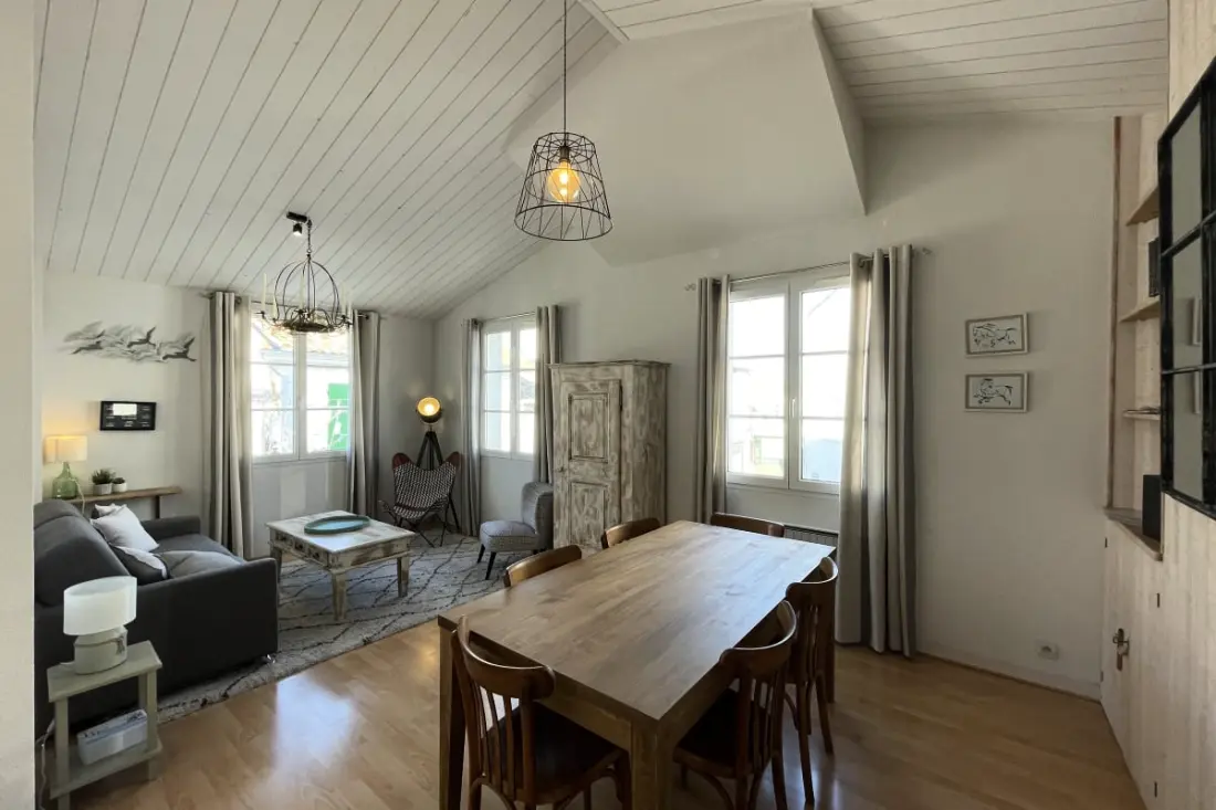 Très Lumineux Nid Avec Terrasse Dans Le Village