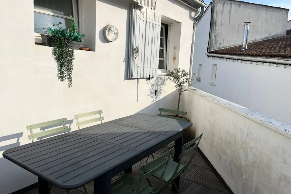 Très Lumineux Nid Avec Terrasse Dans Le Village