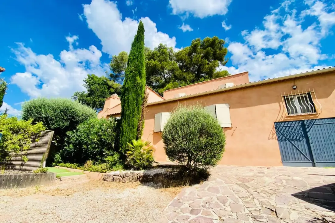 Villa Verdoyante – Charme Provençal, Jardin Arboré Et Piscine à La Motte