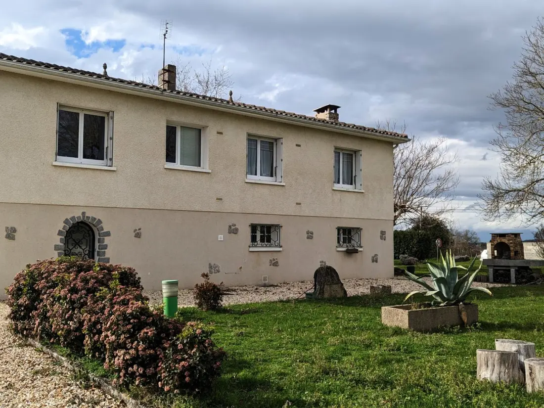 Maison de Vacances LA ROCHEFOUCAULD-EN-ANGOUMOIS 2