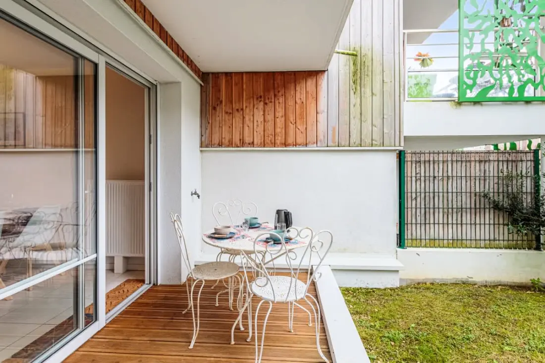 Appartement Au Calma Avec Terrasse.