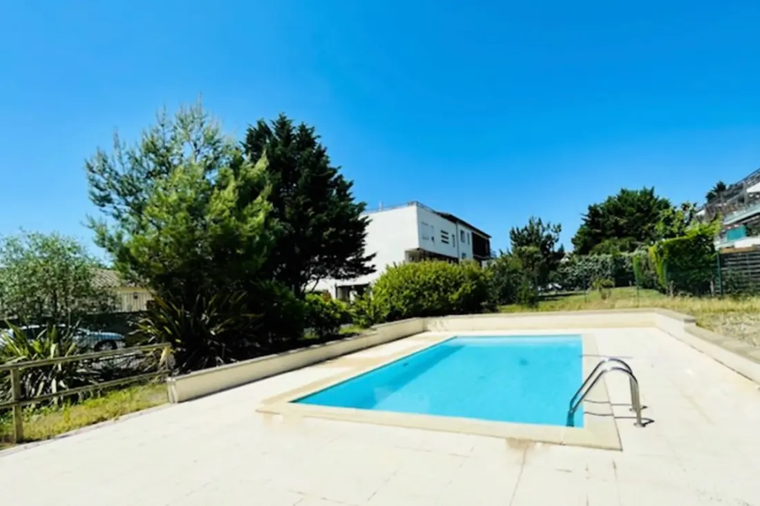 Cocon Dans Un écrin De Verdure Avec Piscine