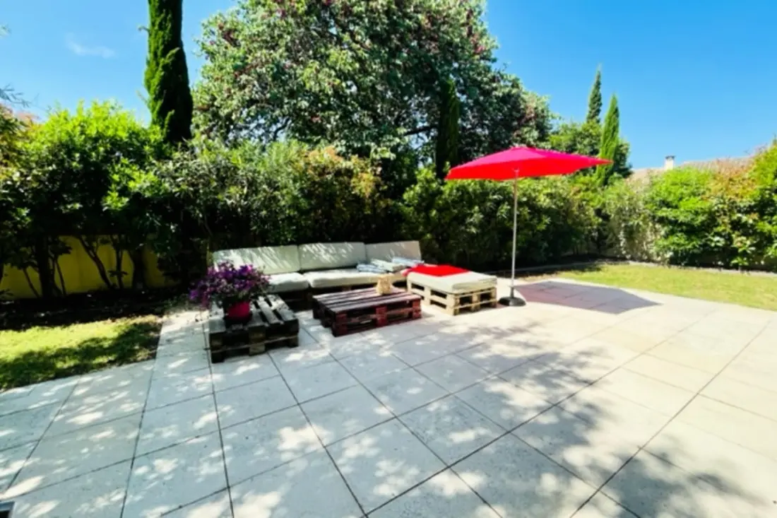 Cocon Dans Un écrin De Verdure Avec Piscine