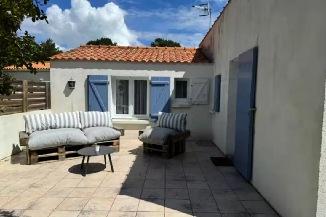 Paisible Entre Plage Et Terrasses Ensoleillées