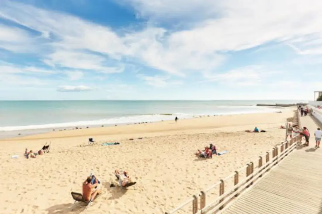 Au Coeur Du Bourg Et Très Proche Plage