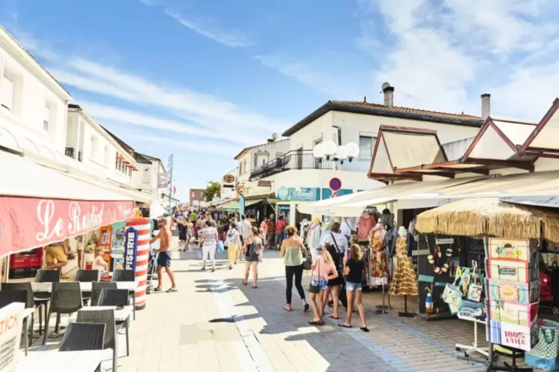 Au Coeur Du Bourg Et Très Proche Plage