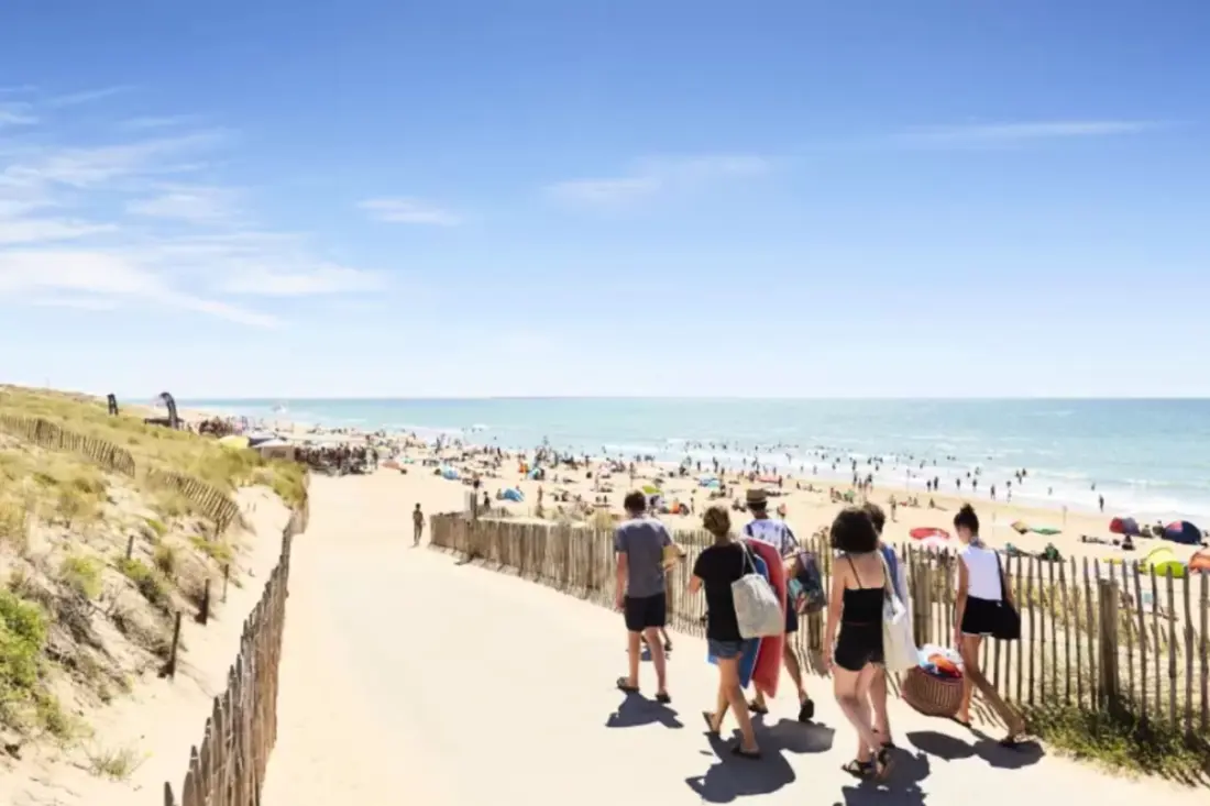 Au Coeur Du Bourg Et Très Proche Plage