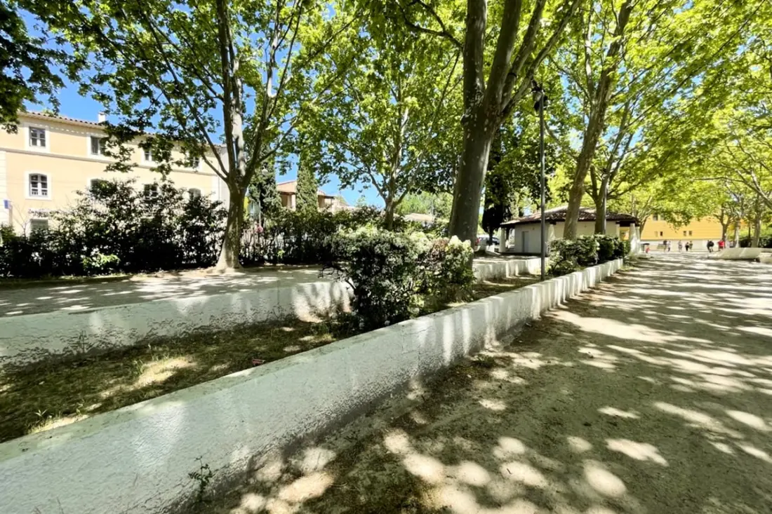 Charmant Mas En Campagne, Proche Village De Lambesc, Grand Jardin, Piscine.
