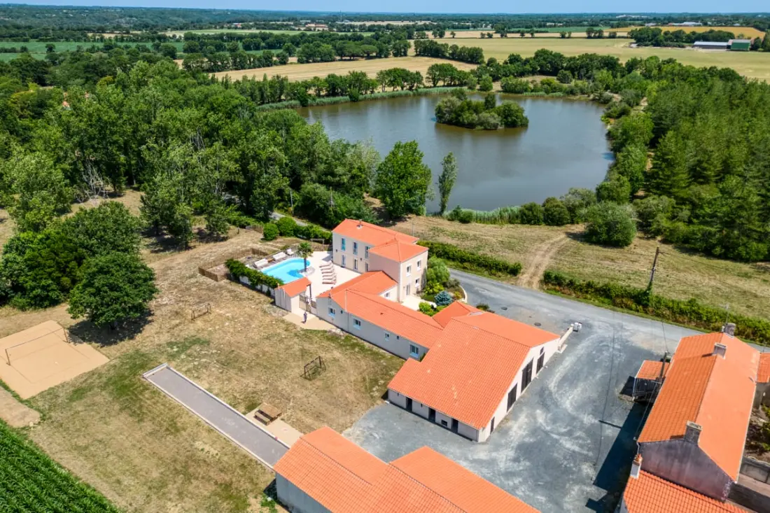 Villa Les Hauts Du Lac : 15 Pers, Piscine, Spa, Pétanque &amp; Lac