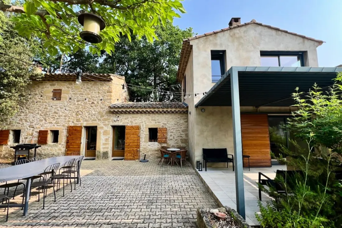 Maison Des Vignes : Piscine Et Charme à Lauris