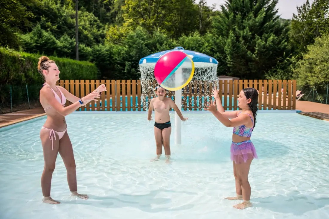 Camping maeva Escapades Le Lac Laval-de-Cère 3 étoiles★★★