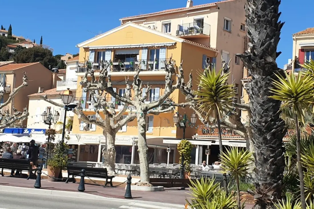 Résidence Balcon Des îles D'or. T2 Front De Mer Plein-centre