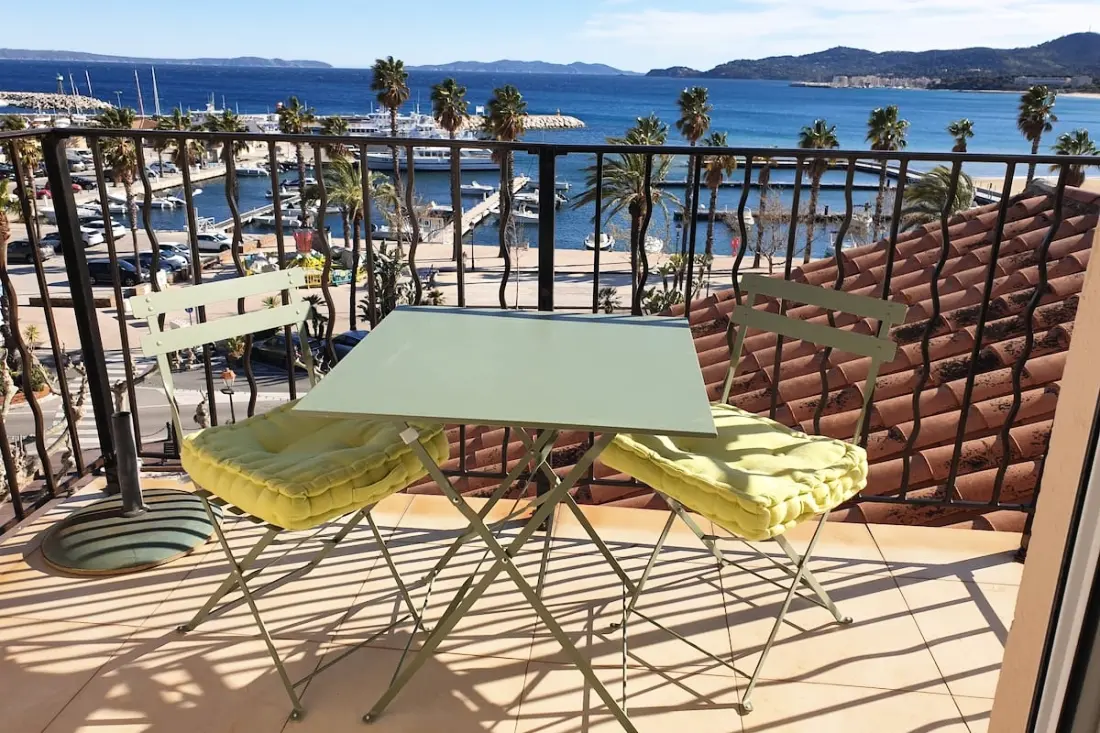 Résidence Balcon Des îles D'or. T2 Front De Mer Plein-centre