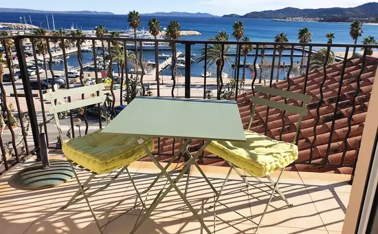 Résidence Balcon Des îles D'or. T2 Front De Mer Plein-centre