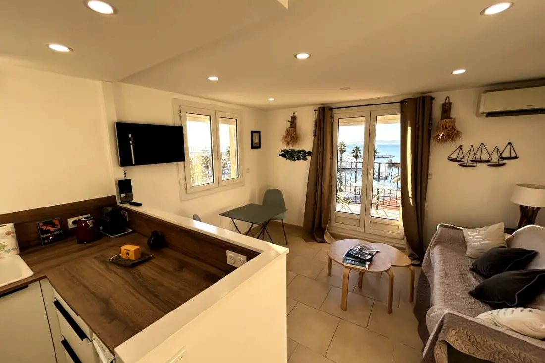 Résidence Balcon Des îles D'or. T2 Front De Mer Plein-centre