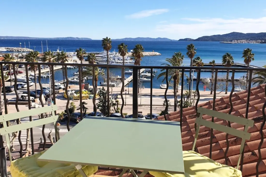 Résidence Balcon Des îles D'or. T2 Front De Mer Plein-centre
