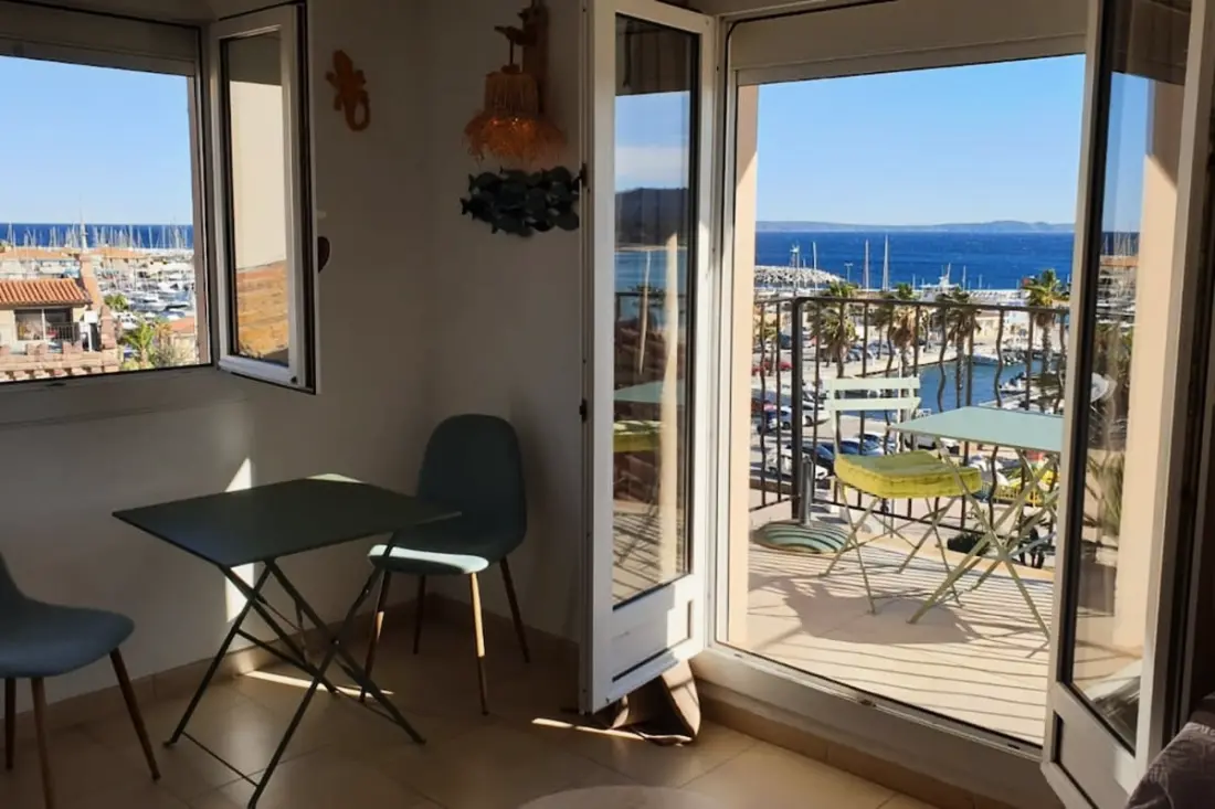 Résidence Balcon Des îles D'or. T2 Front De Mer Plein-centre