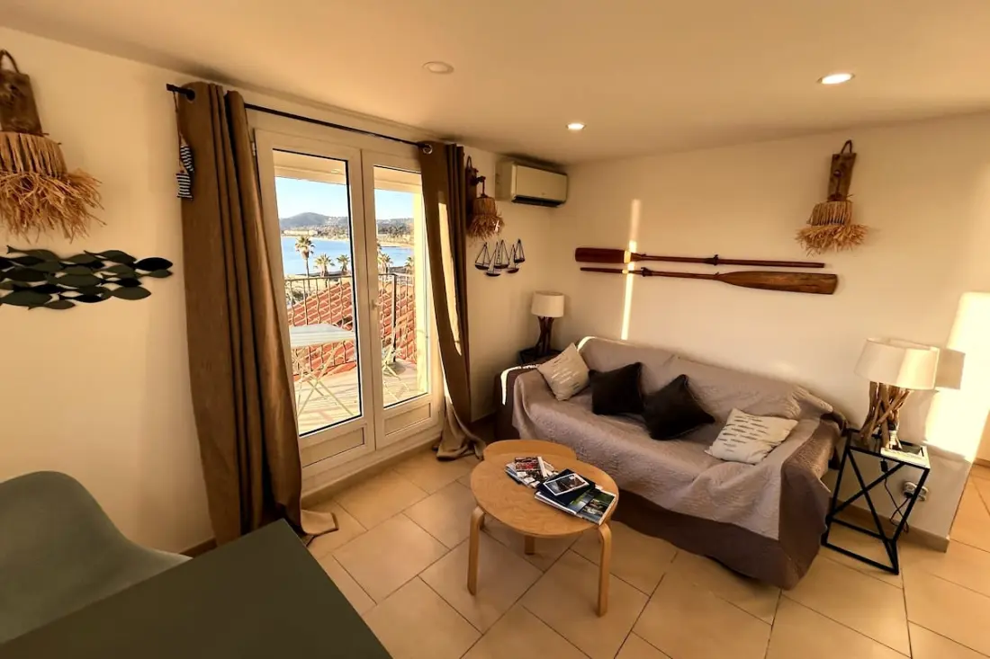 Résidence Balcon Des îles D'or. T2 Front De Mer Plein-centre