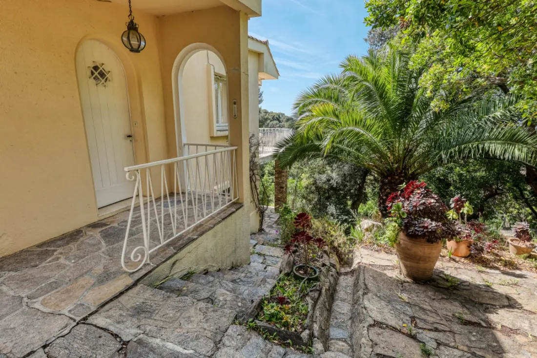 Résidence Un Jardin Au Bord De La Méditerranée