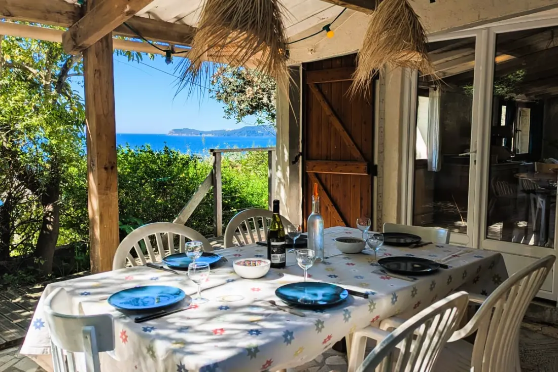 Cabanon Perché Au-dessus De La Mer