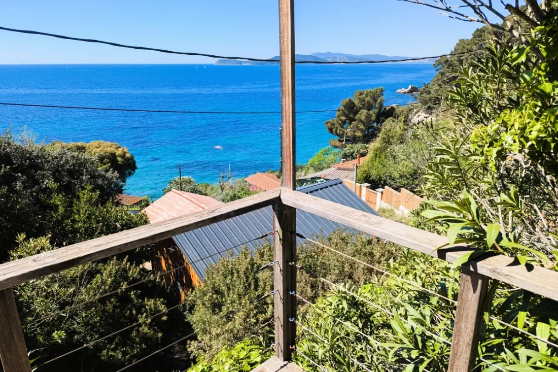 Cabanon Perché Au-dessus De La Mer