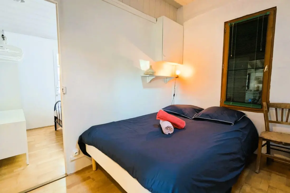 Cabanon Perché Au-dessus De La Mer