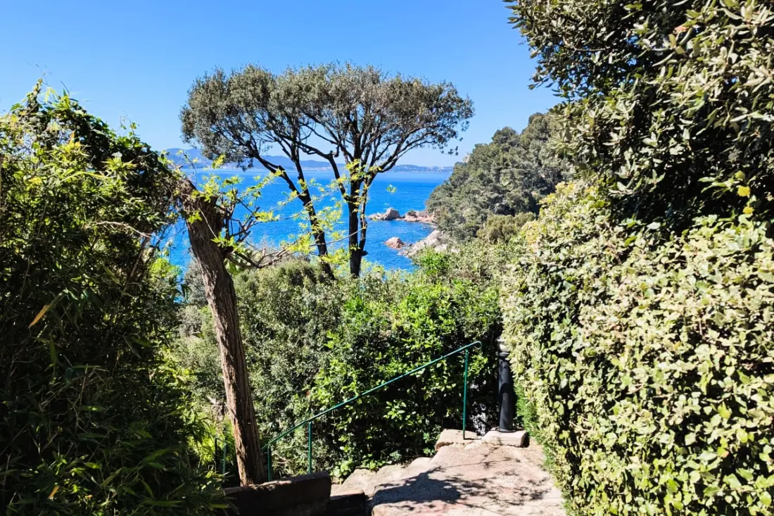 Cabanon Perché Au-dessus De La Mer