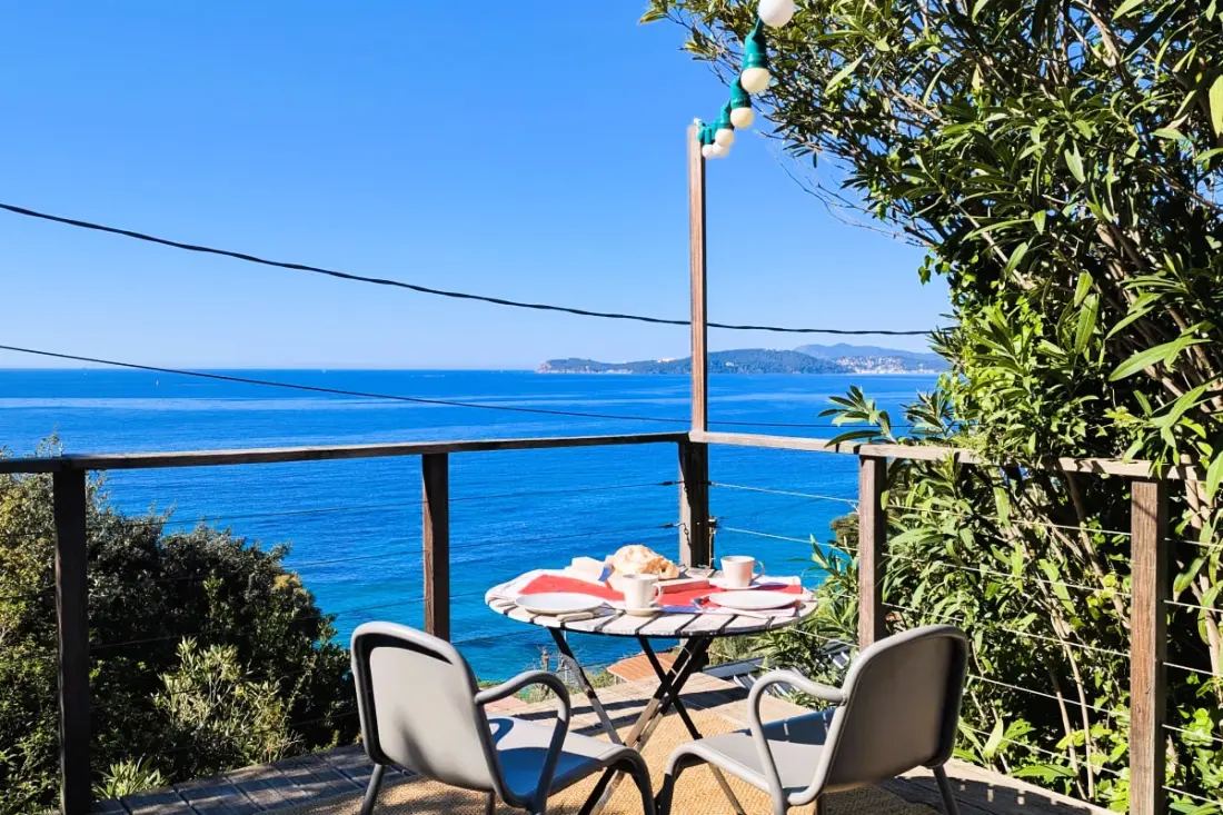 Cabanon Perché Au-dessus De La Mer