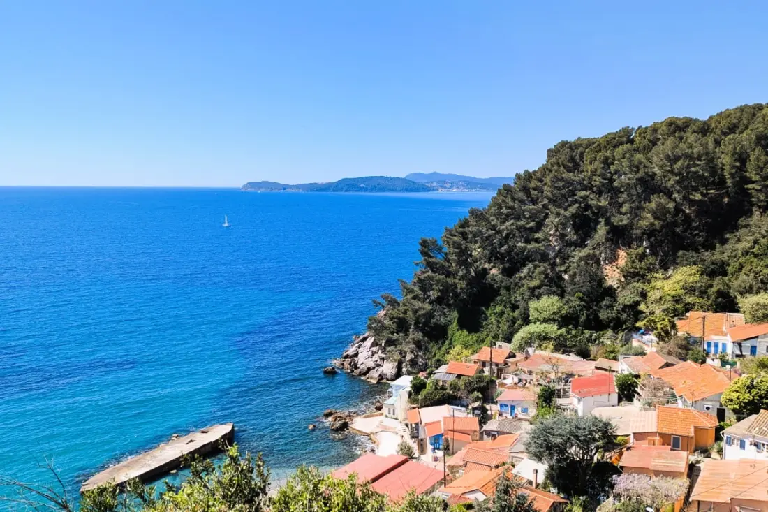 Cabanon Perché Au-dessus De La Mer