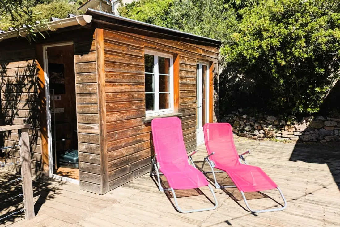 Cabanon Perché Au-dessus De La Mer