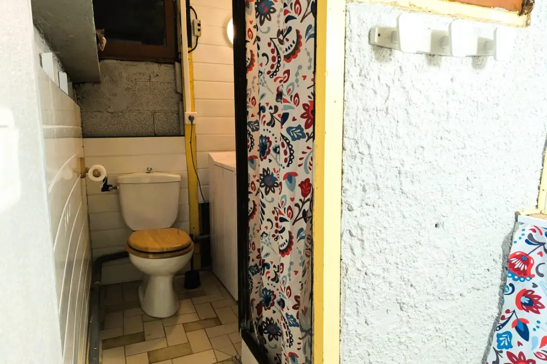 Cabanon Perché Au-dessus De La Mer