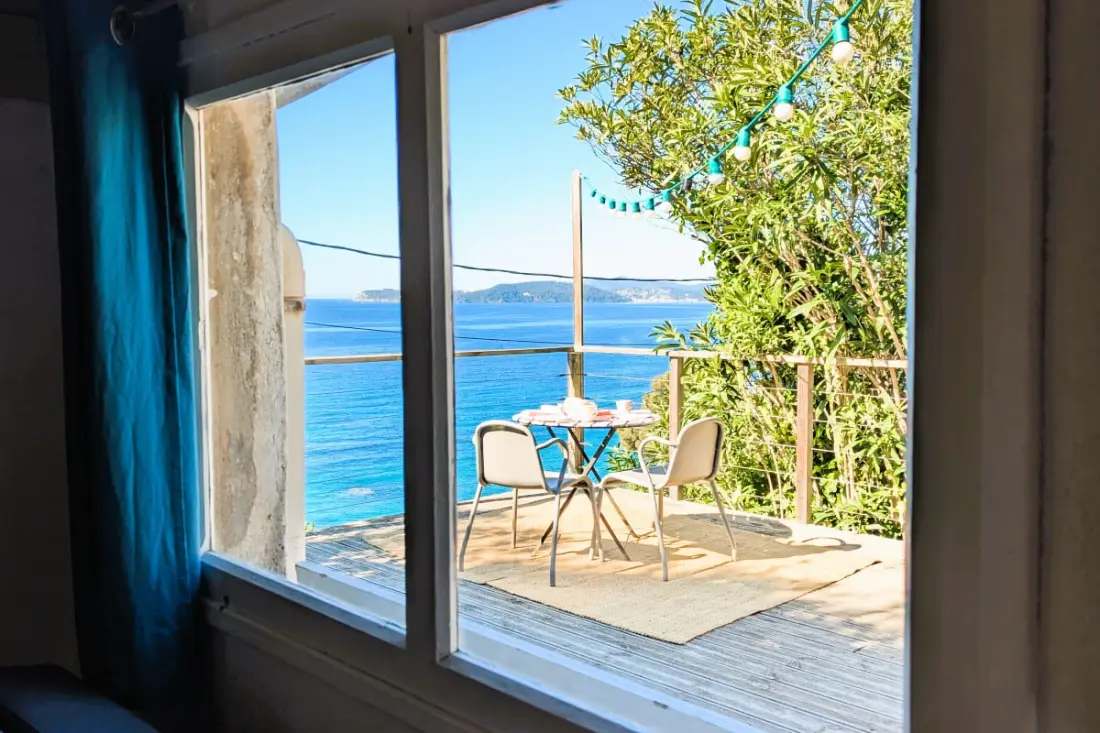 Cabanon Perché Au-dessus De La Mer