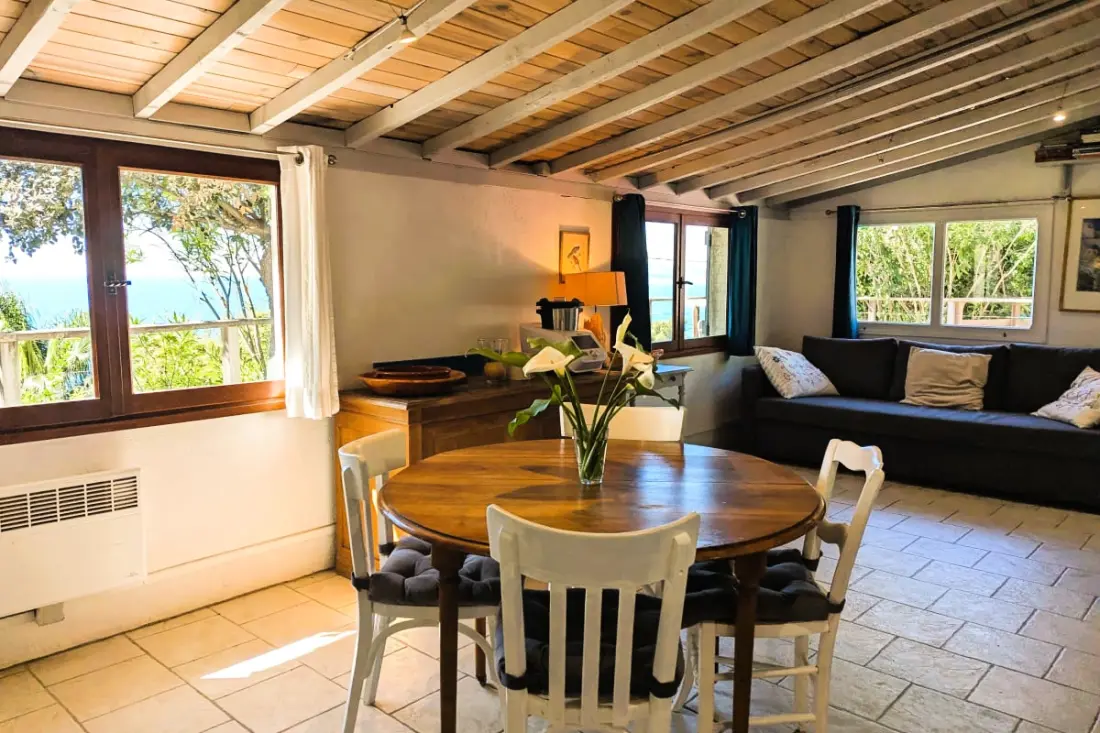 Cabanon Perché Au-dessus De La Mer