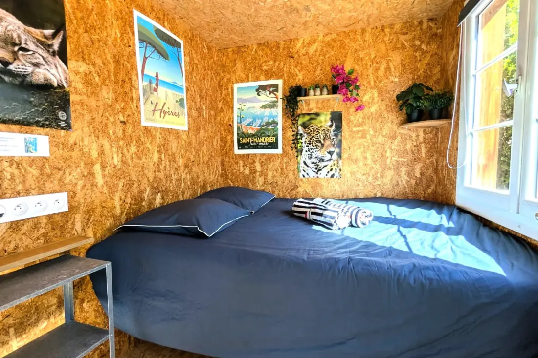 Cabanon Perché Au-dessus De La Mer