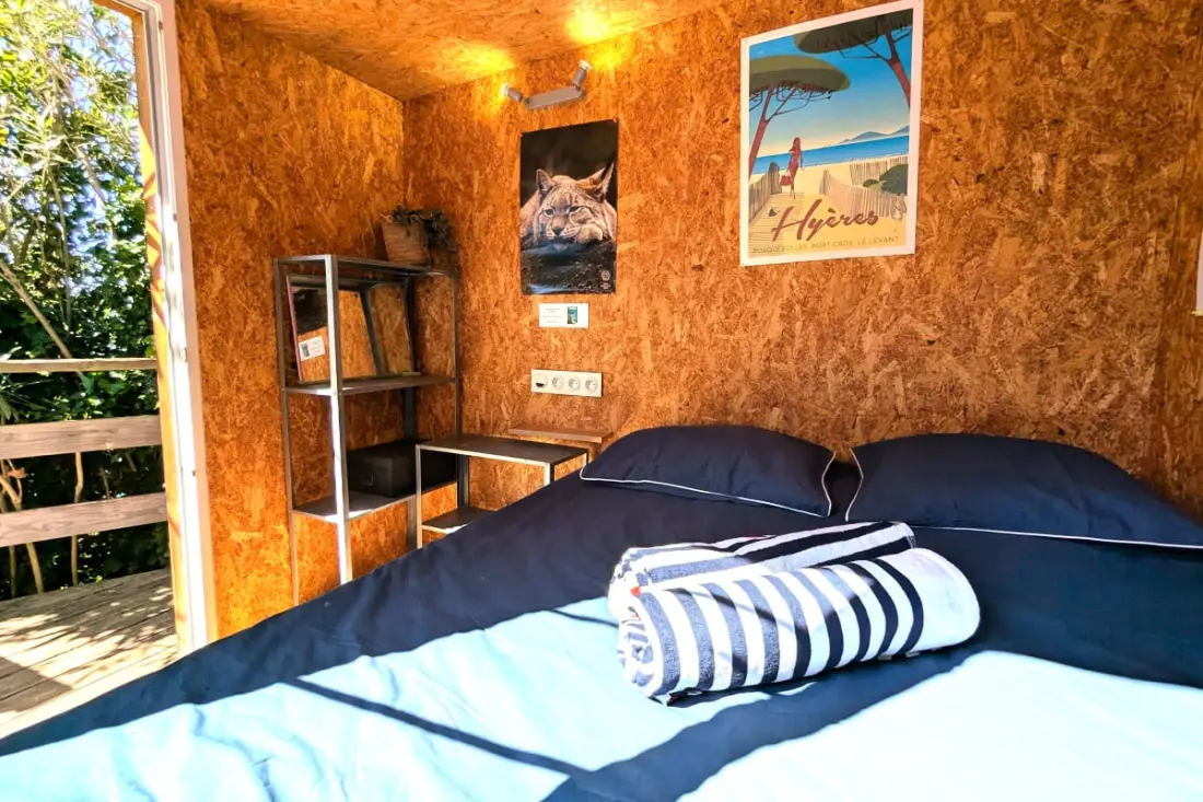 Cabanon Perché Au-dessus De La Mer