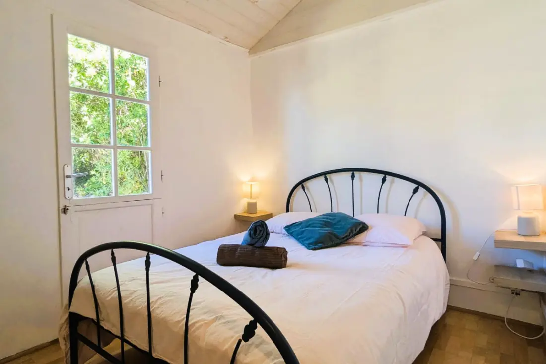Cabanon Perché Au-dessus De La Mer