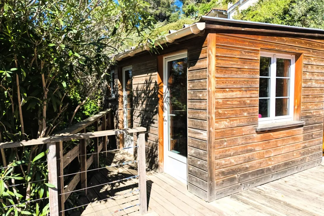 Cabanon Perché Au-dessus De La Mer