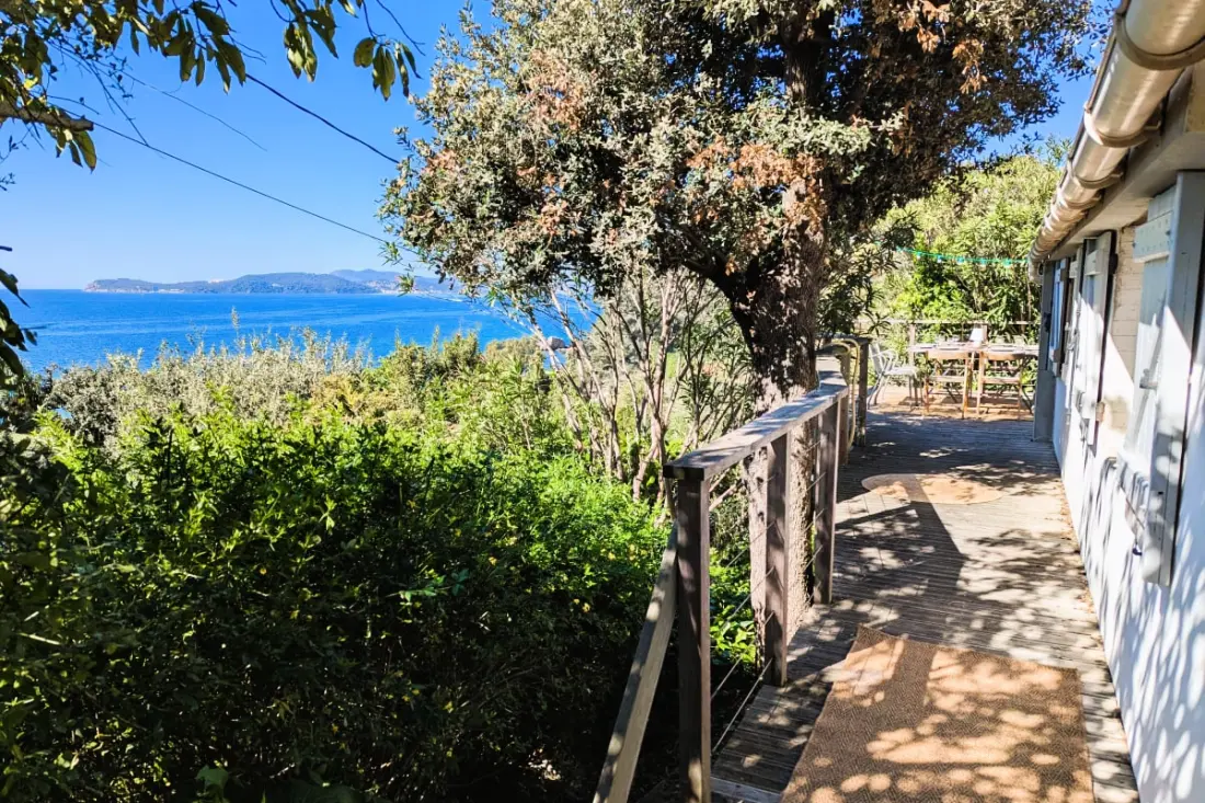 Cabanon Perché Au-dessus De La Mer