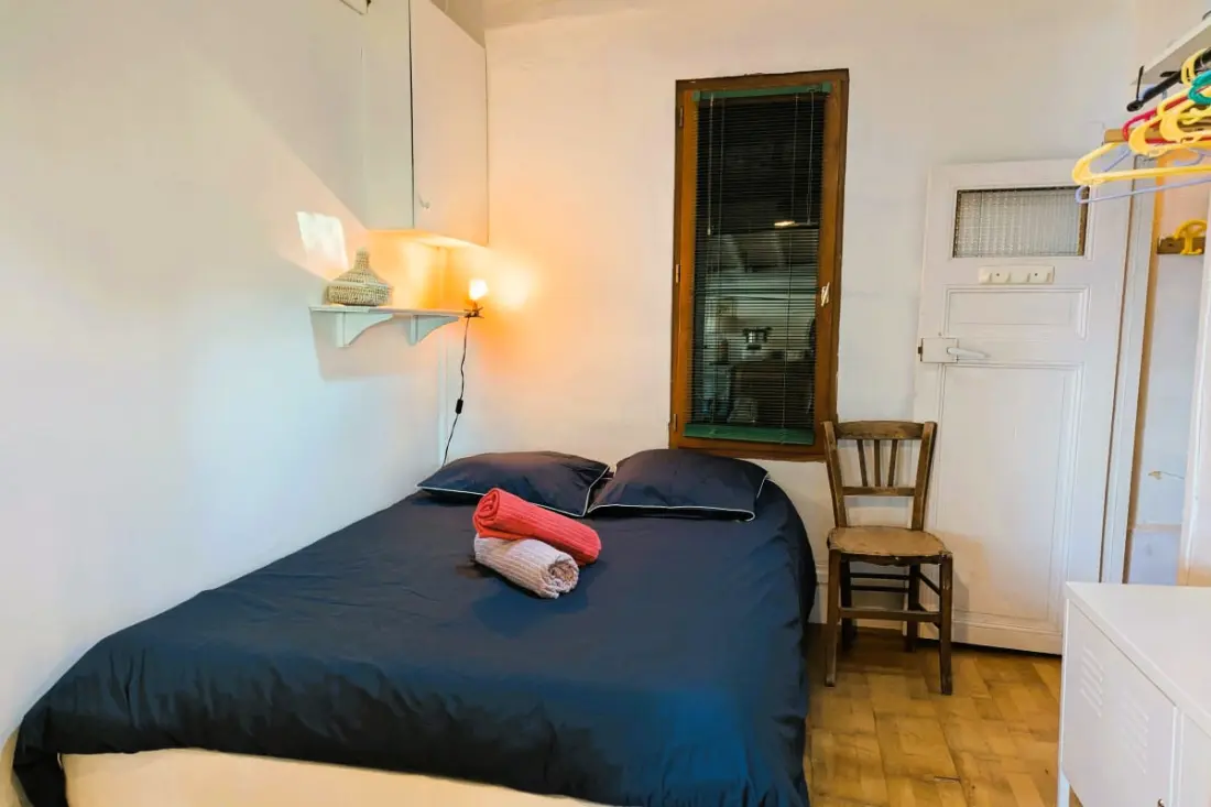 Cabanon Perché Au-dessus De La Mer