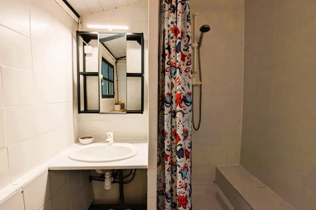 Cabanon Perché Au-dessus De La Mer