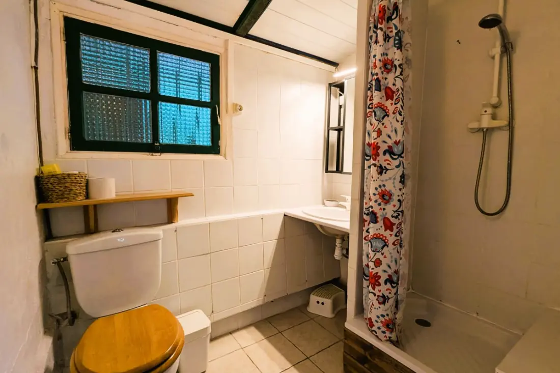 Cabanon Perché Au-dessus De La Mer