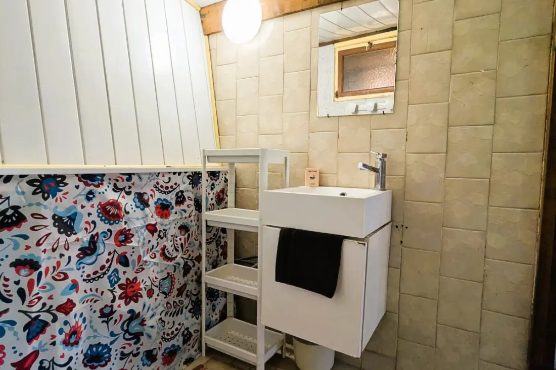 Cabanon Perché Au-dessus De La Mer