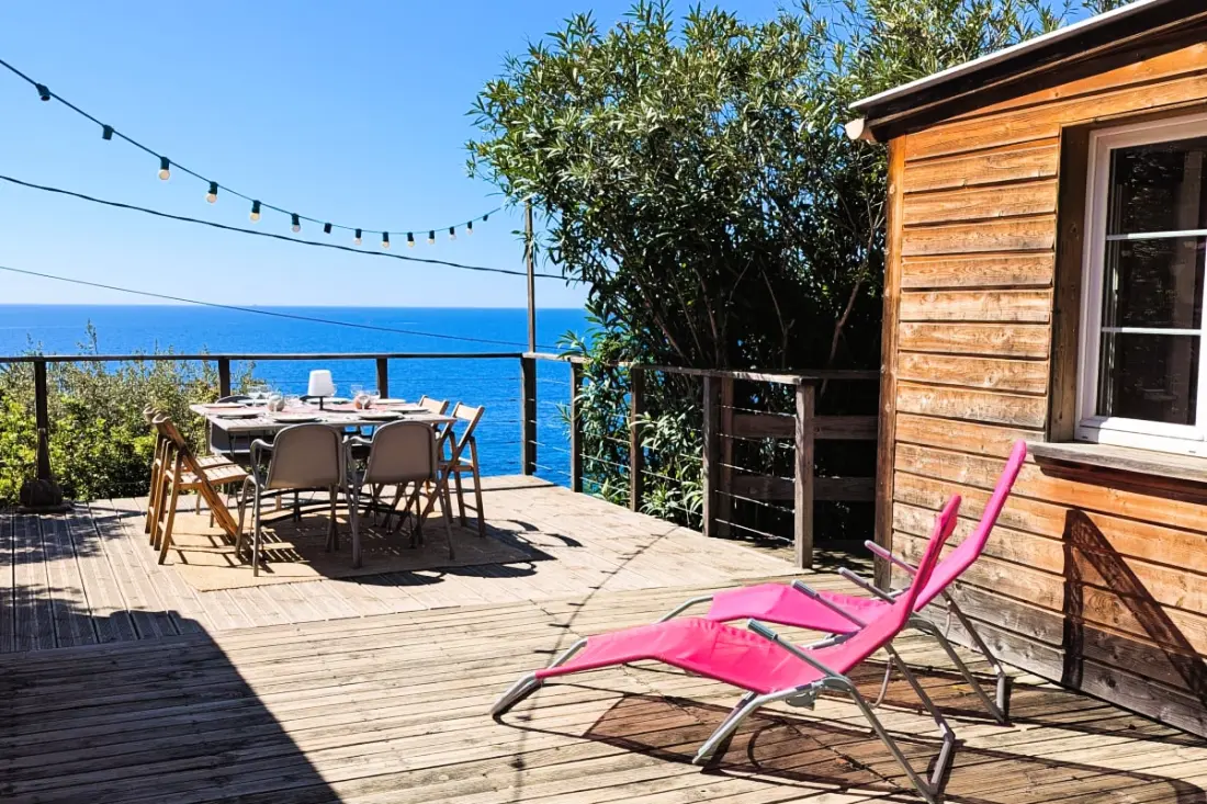 Cabanon Perché Au-dessus De La Mer
