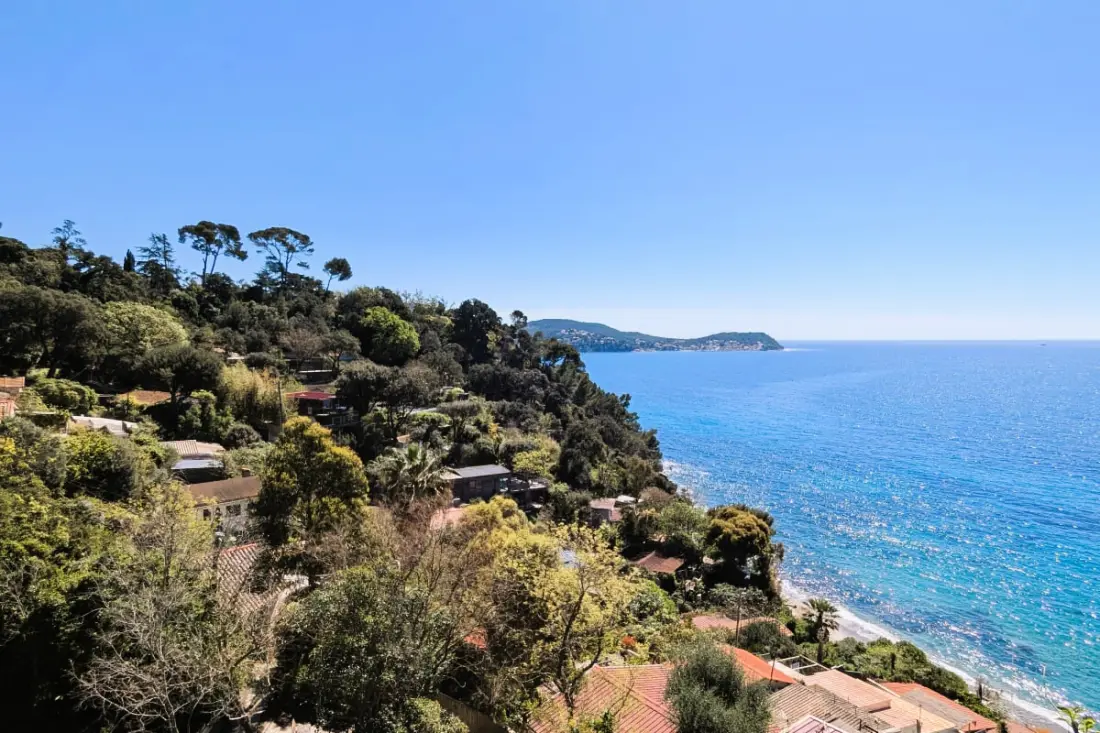Cabanon Perché Au-dessus De La Mer