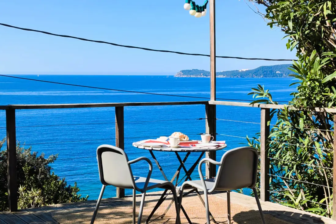 Cabanon Perché Au-dessus De La Mer