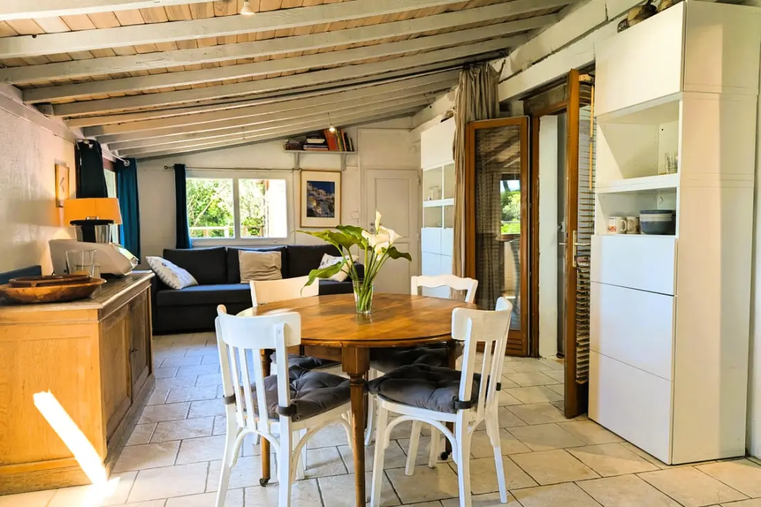 Cabanon Perché Au-dessus De La Mer