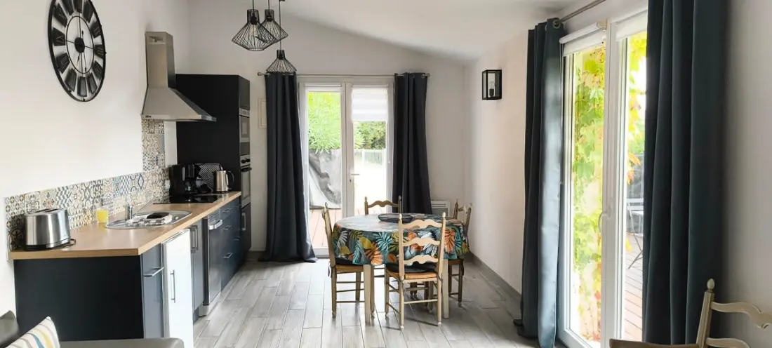 Propriété 22 Pers. Avec Jardin Et Piscine